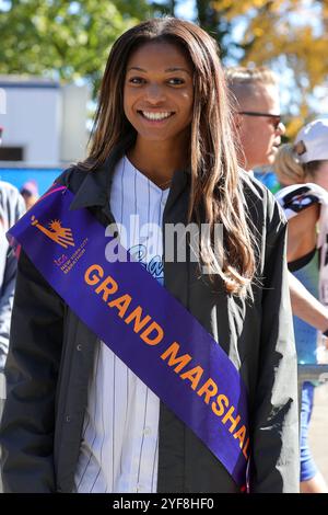 NEW YORK, USA – 03. NOVEMBER: Der fünffache Olympiasieger Gabby Thomas, 2024 TCS New York City Marathon Grand Marshal feiert nach einem Rennen durch die Straßen von New York City beim 53. Jährlichen New York City Marathon am 3. November 2024. Der 42 km lange Marathon führt von Staten Island über Brooklyn, Queens und die Bronx und endet im Central Park, Manhattan, wo Tausende sie anfeuern. (Foto: Giada Papini Rampelotto/EuropaNewswire) Stockfoto