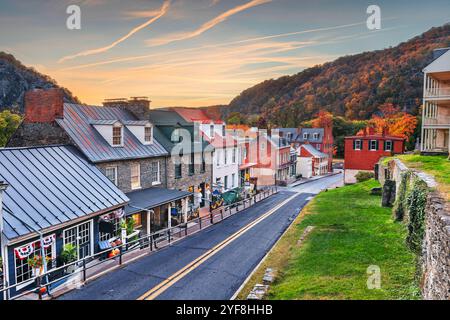 Harpers Ferry, West Virginia, USA, Stadtbild bei Sonnenaufgang im Herbst. Stockfoto