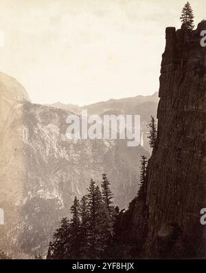 Ein General Viewof Yosemite fotografiert von Carleton Watkins im Jahr 1872. Er war ein Pionier der großformatigen Landschaftsfotografie mit einer riesigen Kamera, die 18x22 Zoll Glasnegative verwendete. Sein Lieblingslokal war Yosemite Vallley in Califonia und seine Fotos vom Tal waren ein wichtiger Faktor bei der Entscheidung der US-Regierung, es als Nationalpark zu erhalten. Stockfoto