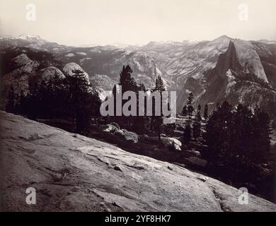 Blick vom Sentinel Dome, Yosemite, fotografiert von Carleton Watkins im Jahr 1865. Er war ein Pionier der großformatigen Landschaftsfotografie mit einer riesigen Kamera, die 18x22 Zoll Glasnegative verwendete. Sein Lieblingslokal war Yosemite Vallley in Califonia und seine Fotos vom Tal waren ein wichtiger Faktor bei der Entscheidung der US-Regierung, es als Nationalpark zu erhalten. Dieses Bild zeigt das Yosemite Valley und die Half Dome Stockfoto