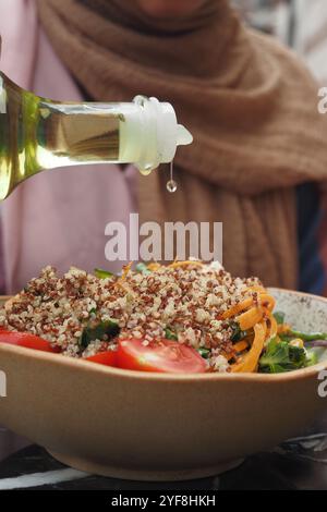 Köstlicher frischer Salat, zubereitet mit Quinoa und einem leichten Tropfen Olivenöl auf der Oberseite Stockfoto
