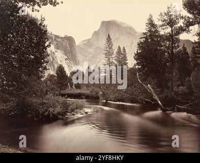 Stream and Trees with Half Dome Yosemite fotografiert von Carleton Watkins im Jahr 1865 Er war ein Pionier der großformatigen Landschaftsfotografie mit einer riesigen Kamera, die 18 x 22 Zoll Glasnegative verwendete. Sein Lieblingslokal war Yosemite Vallley in Califonia und seine Fotos vom Tal waren ein wichtiger Faktor bei der Entscheidung der US-Regierung, es als Nationalpark zu erhalten. Stockfoto