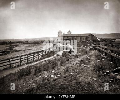 Santa Barbara Mission fotografiert von Carleton Watkins im Jahr 1876. Er war ein Pionier der großformatigen Landschaftsfotografie mit einer riesigen Kamera, die 18x22 Zoll Glasnegative verwendete. Sein Lieblingslokal war Yosemite Vallley in Califonia und seine Fotos vom Tal waren ein wichtiger Faktor bei der Entscheidung der US-Regierung, es als Nationalpark zu erhalten. Stockfoto