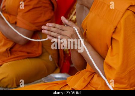 Am Morgen gehen die Mönche mit den Buddhisten um Almosen und bieten den Mönchen mit Hingabe Nahrung an. Stockfoto