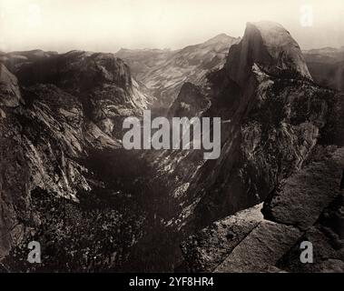 Half Dome, Yosemite, fotografiert von Carleton Watkins im Jahr 1865. Er war ein Pionier der großformatigen Landschaftsfotografie mit einer riesigen Kamera, die 18x22 Zoll Glasnegative verwendete. Sein Lieblingslokal war Yosemite Vallley in Califonia und seine Fotos vom Tal waren ein wichtiger Faktor bei der Entscheidung der US-Regierung, es als Nationalpark zu erhalten. Stockfoto