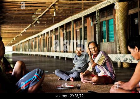 Männer, die an einem Treffen teilnehmen, Teil der Vorbereitung für eine Ökotourismusveranstaltung im Bali Gundi Langhaus der traditionellen Dayak Taman Gemeinde in Sibau Hulu, Putussibau Utara, Kapuas Hulu, West Kalimantan, Indonesien. Laut Hernan Vales, Leiter der Abteilung für indigene Völker und Minderheiten der Vereinten Nationen, in einer Veröffentlichung des UN-Menschenrechtsbüros des Hohen Kommissars (OHCHR) im September 2024, sind Stimmen indigener Völker entscheidend für die Förderung ihrer Menschenrechte und ihrer Beteiligung an internationalen Entscheidungen. Stockfoto