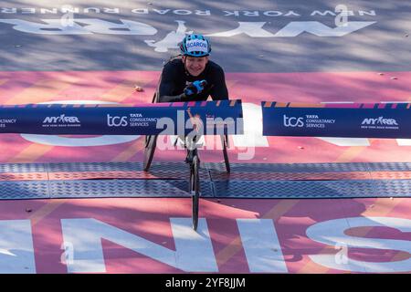 New York, NY, USA, 3. November 2024: Susannah Scaroni aus den USA, Siegerin des NYC TCS Marathon mit Zeit 1:48:05 überquert die Ziellinie im Central Park in New York am 3. November 2024. Quelle: Lev Radin/Alamy Live News Stockfoto