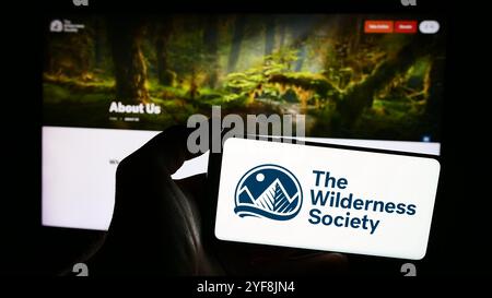 Deutschland. Juli 2024. In dieser Abbildung hält eine Person ein Smartphone mit dem Logo der US-amerikanischen Landschutzorganisation The Wilderness Society vor der Website. Quelle: SOPA Images Limited/Alamy Live News Stockfoto