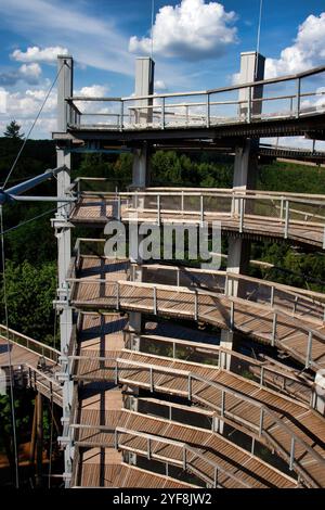 Mettlach, Deutschland - 27. Juni 2021: Turm am Baumkronenweg auf der Saarschleife an einem sonnigen Frühlingnachmittag in Deutschland. Stockfoto