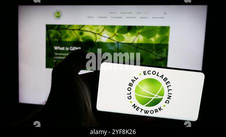 Deutschland. Juli 2024. In dieser Abbildung hält eine Person ein Mobiltelefon mit dem Logo der Organisation Global Ecolabelling Network (Gen) vor der Webseite. (Credit Image: © Timon Schneider/SOPA Images via ZUMA Press Wire) NUR REDAKTIONELLE VERWENDUNG! Nicht für kommerzielle ZWECKE! Stockfoto