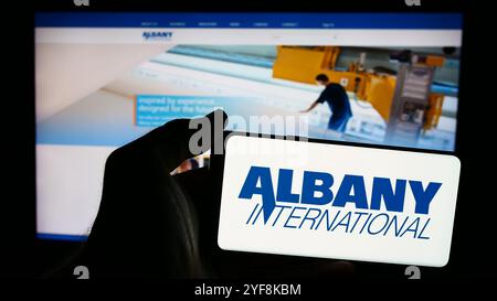 Deutschland. Juli 2024. In dieser Abbildung hält eine Person ein Mobiltelefon mit dem Logo des US-amerikanischen Industriegüterunternehmens Albany International Corp. Vor der Webseite. (Credit Image: © Timon Schneider/SOPA Images via ZUMA Press Wire) NUR REDAKTIONELLE VERWENDUNG! Nicht für kommerzielle ZWECKE! Stockfoto