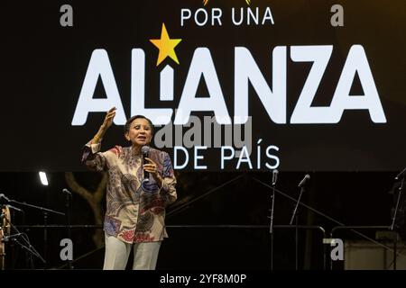 San Juan, USA. November 2024. Nydia Velázquez, D-N.Y., spricht mit der Menge während der Abschlussfeier der Kampagne für La Alianza de Pais (Allianz für das Land), einer Koalition zwischen der Puerto-ricanischen Unabhängigkeitspartei und der Citizens Victory Movement, am Sonntag, den 3. November 2024 in San Juan, Puerto Rico. Sie bat die Leute, La Alianza zu unterstützen und ihren Familienmitgliedern in den USA mitzuteilen, dass sie für Vizepräsidentin Kamala Harris stimmen sollen. (Carlos Berríos Polanco/SIPA USA) Credit: SIPA USA/Alamy Live News Stockfoto