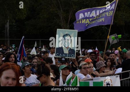 San Juan, USA. November 2024. Die Anhänger jubeln während der Abschlussfeier der Kampagne für La Alianza de Pais (Allianz für das Land), einer Koalition zwischen der Puerto-ricanischen Independence Party und der Citizens Victory Movement, am Sonntag, den 3. November 2024 in San Juan, Puerto Rico. (Carlos Berríos Polanco/SIPA USA) Credit: SIPA USA/Alamy Live News Stockfoto