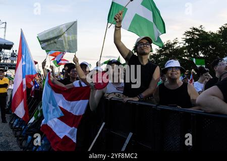 San Juan, USA. November 2024. Die Anhänger jubeln während der Abschlussfeier der Kampagne für La Alianza de Pais (Allianz für das Land), einer Koalition zwischen der Puerto-ricanischen Independence Party und der Citizens Victory Movement, am Sonntag, den 3. November 2024 in San Juan, Puerto Rico. (Carlos Berríos Polanco/SIPA USA) Credit: SIPA USA/Alamy Live News Stockfoto