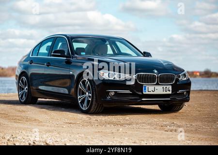 BMW 3er 320 F30 Twin Power Turbo, Luxusauto in Schwarz Metallic Stockfoto