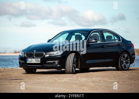 BMW 3er 320 F30 Twin Power Turbo, Luxusauto in Schwarz Metallic Stockfoto