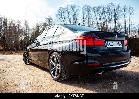 BMW 3er 320 F30 Twin Power Turbo, Luxusauto in Schwarz Metallic Stockfoto