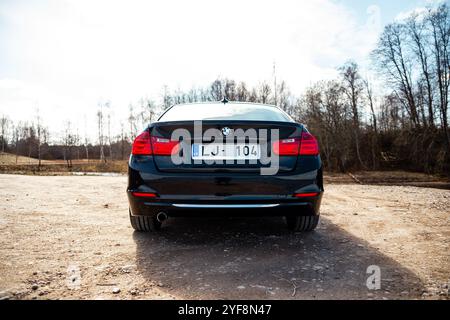 BMW 3er 320 F30 Twin Power Turbo, Luxusauto in Schwarz Metallic Stockfoto