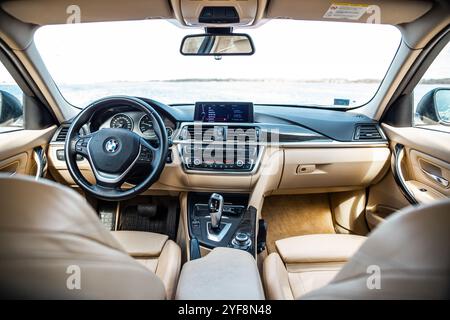 BMW 3er 320 F30 Twin Power Turbo, schwarz Metallic, Luxus-Innenraum Stockfoto