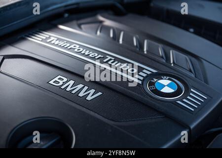 BMW 3er 320 F30 Twin Power Turbo, Luxusauto in Schwarz Metallic Stockfoto