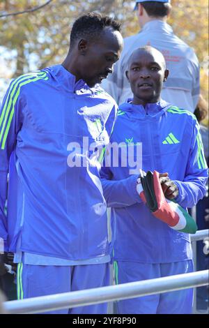 NEW YORK, USA - 3. NOVEMBER: (R-L) zweiter Platz, Evans Chebet aus Kenia und Dritter, Albert Korir aus Kenia posieren nach dem New York Marathon am 3. November 2024 in New York City. (Foto: Giada Papini Rampelotto/EuropaNewswire) Stockfoto
