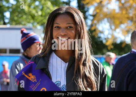 NEW YORK, USA – 03. NOVEMBER: Der fünffache Olympiasieger Gabby Thomas, 2024 TCS New York City Marathon Grand Marshal feiert nach einem Rennen durch die Straßen von New York City beim 53. Jährlichen New York City Marathon am 3. November 2024. Der marathons 42 km lange Kurs führt von Staten Island über Brooklyn, Queens und die Bronx und endet im Central Park, Manhattan, wo Tausende sie anfeuern. (Foto: Giada Papini Rampelotto/EuropaNewswire) Stockfoto