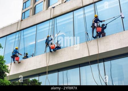 Industrielle Kletterer reinigen die Fenster von Hochhäusern Stockfoto