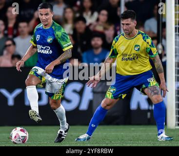 Tim Cahill von Cahills XI in Aktion während des Joga Bonito Tour-Ausstellungsspiels zwischen Ronaldinho XI und Cahills XI im CommBank Stadium in Sydney. Die Joga Bonito Tour ist ein Fußballspiel, das am 1. November 2024 im CommBank Stadium in Sydney stattfindet. Das Spiel wurde zwischen Ronaldinhos XI und Cahills XI ausgetragen, die von dem brasilianischen ehemaligen Fußballspieler Ronaldinho und dem australischen ehemaligen Fußballspieler Tim Cahill geführt wurden. Beide Teams bestanden aus mehreren ehemaligen Fußballern wie Brett Emerton, Kevin-Prince Boateng, Aaron Mooy usw. Vollzeitstand - Ronaldinhos XI 6-3 Stockfoto