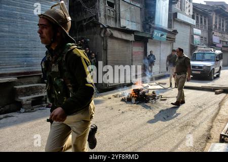 Srinagar, Kaschmir. 29. Oktober 2019. In Srinagar brechen Proteste aus, als eine Delegation von Abgeordneten der Europäischen Union in die Stadt eintrifft, um aus erster Hand die Situation in den Staaten Jammu und Kaschmir zu beurteilen. Es kam zu Auseinandersetzungen zwischen Demonstranten und Sicherheitskräften in Srinagar sowie an mehreren Orten im Kaschmir-Tal, bevor die EU-Delegation die Lage im von Indien verwalteten Kaschmir beurteilt hatte. Die ausländische Delegation ist die erste, die von der indischen Regierung seit dem Widerruf des Sonderstatus des Staates gemäß Artikel 370 am 5. August 2019 zugelassen wurde Stockfoto