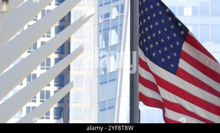 New York, die amerikanische Flagge winkt. World Trade Center. Manhattan Downtown. Symbol für Freiheit, Demokratie, Freiheit, Patriotismus. Sternenbanner, Alter Ruhm. Sterne und Streifen. Gedenktag am 11. September Stockfoto