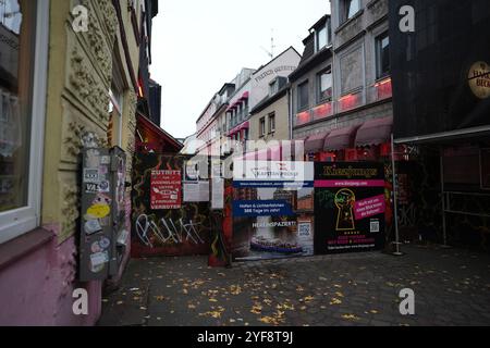 Hamburg, Deutschland. November 2024. Blick von der Davidstraße auf den Privatbildschirm am östlichen Eingang zur Herbertstraße im Stadtteil St. Pauli. Der aufgeführte Datenschutzbildschirm auf der Ostseite wird vollständig durch ein neues Gate-System ersetzt. Seit mehr als 100 Jahren sitzen Prostituierte auf Hockern hinter der berühmten Leinwand in Kober-Fenstern, präsentieren sich und warten auf Kunden oder sprechen mit männlichen Passanten bei geöffnetem Fenster. Quelle: Marcus Brandt/dpa/Alamy Live News Stockfoto