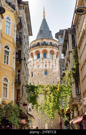 Blick auf den Galata-Turm von einer engen Straße aus, Istanbul Stockfoto