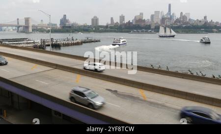 New York City Waterfront Road, Financial District, Manhattan Downtown Flussufer vom erhöhten Acre. Highway entlang des East River, Autos auf der Uferseite FDR Drive. Brooklyn Bridge, Architektur der Vereinigten Staaten Stockfoto