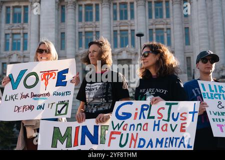 Washington, Usa. November 2024. In Reden, Zeichen und Gesängen versammelten sich am Samstag Tausende von Frauen in Washington, um eine Nachricht Tage vor der Wahl nach Hause zu fahren: „Wir werden nicht zurückgehen“. Tausende Frauen versammelten sich in der Hauptstadt und im ganzen Land für eine Präsidentschaft von Kamala Harris. Quelle: SOPA Images Limited/Alamy Live News Stockfoto