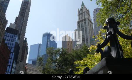 New York City Lower Manhattan, Downtown Financial District Architecture, USA. Woolworth Gebäude, Hochhaus, Broadway Street, USA. Amerikanische Stadtszene, City Hall Park in NYC. Stockfoto