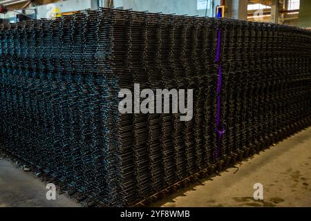 Metallanker. Baumaterialien. Baustelle. Stahlbeton. Verstärkungsnetz. Schalungen Metallstrukturen Stockfoto
