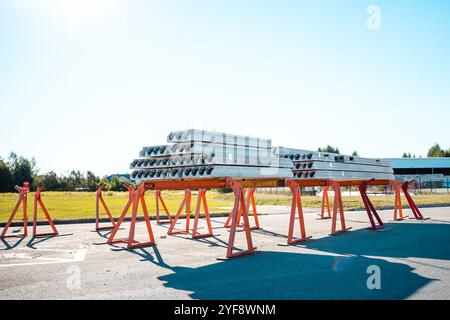 Stapel von vorgefertigten Stahlbeton Platten in einem Hausbau Werkshalle Stockfoto