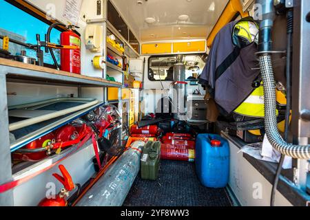 Fahrzeuginnenraum mit Feuerlöschern Stockfoto