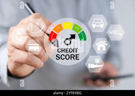 Credit Score-Konzept. Geschäftsmann bewertet statistische Kundendaten mit Kreditscore-Symbol. Online-Prüfung der Bonitätsbewertung. Darlehen, Hypotheken und Gehaltszahlungen Stockfoto