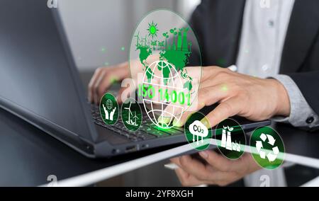 ISO 14001-Konzept. ISO-Normen Qualitätskontrolle 14001 zertifiziert für Umweltmanagementsysteme (EMS). Identifizieren, kontrollieren und reduzieren Sie die Umgebung Stockfoto