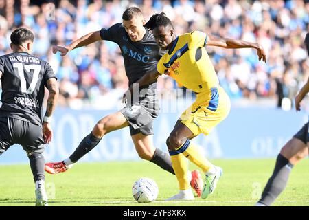 Neapel, Italien. November 2024. Mathias Olivera vom SSC Napoli (L) Alessandro Buongiorno vom SSC Napoli (C) Odilon Kossounou von Atalanta (R) im Spiel der Serie A zwischen Napoli und Atalanta im Stadion Maradona. Endpunktzahl Neapel 0 : 3 Atalanta (Foto: Mattia Vian/SOPA Images/SIPA USA) Credit: SIPA USA/Alamy Live News Stockfoto