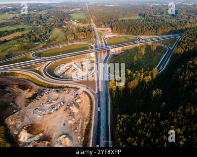 Autobahnkreuzung Kekava Bypass in Lettland. Transport- und Kommunikationskonzept. Straße Riga – Bauska und ein Teil der internationalen Straße E67 V Stockfoto