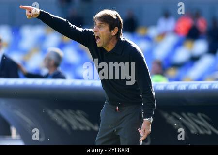 Neapel, Italien. November 2024. Napoli Trainer Antonio Conte reagiert während des Spiels der Serie A zwischen Napoli und Atalanta im Maradona-Stadion. Endresultat Neapel 0 : 3 Atalanta Credit: SOPA Images Limited/Alamy Live News Stockfoto