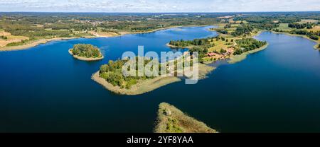 Wunderschöne Sommerlandschaft von einer Drohne in Finnland Stockfoto