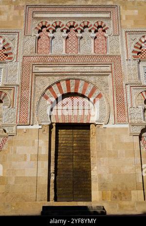 Spanien: Puerta de San Jose (Tor des Heiligen Joseph), Mezquita oder die Moschee-Kathedrale von Cordoba (Kathedrale unserer Lieben Frau von der Himmelfahrt), Cordoba. Der Bau der Großen Moschee begann 785–786 und endete ein Jahr später 786–787. 1236 wurde Córdoba von König Ferdinand III. Von Kastilien als Teil der Reconquista erobert. Nach der Eroberung der Stadt wurde die Moschee in eine katholische Kathedrale umgewandelt, die der Jungfrau Maria (Santa Maria) geweiht ist. Stockfoto