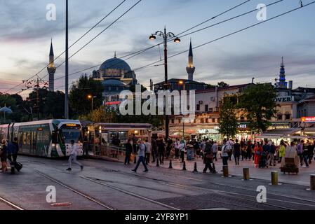 Blick in die Abenddämmerung auf die Straßenbahn auf dem Beyazit-Platz, Istanbul Stockfoto