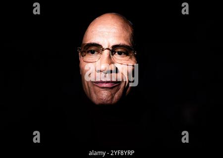 Berlin, Deutschland. November 2024. Dwayne Johnson, Schauspieler, gibt ein Interview bei der Weltpremiere des Films „Red One – Christmas Alert“. Quelle: Christoph Soeder/dpa/Alamy Live News Stockfoto