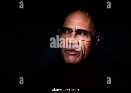 Berlin, Deutschland. November 2024. Dwayne Johnson, Schauspieler, gibt ein Interview bei der Weltpremiere des Films „Red One – Christmas Alert“. Quelle: Christoph Soeder/dpa/Alamy Live News Stockfoto