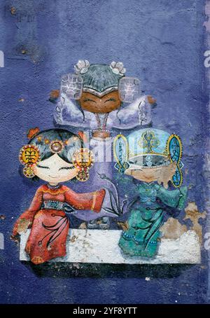 Malaysia: „Wo Ai Nee / The Cultural Girls“ vom Wall Art Team, Lorong Soo Hong (Soo Hong Lane), Georgetown, Pulau Penang (Penang Island). Die drei Mädchen, eine Chinesin, eine Malaiische und eine Indianerin, repräsentieren die drei wichtigsten ethnischen Gruppen in Penang und Malaysia. Das Wall Art Team ist eine Gruppe von Künstlern aus Penang, die sich auf Wandmalereien und Bodenmalereien spezialisiert haben. Stockfoto