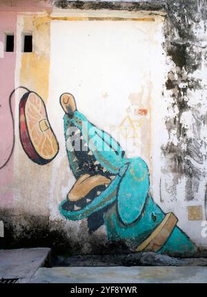 Malaysia: 'Happy Dog with a Steak' von Kenji Chai, gleich neben Lebuh Ah Quee (Ah Quee Street), Georgetown, Pulau Penang (Penang Island). Kenji Chai wurde in Sandakan, Sabah, Malaysia, geboren und ist ein Künstler, der für seinen blauen Hund Chaigo berühmt ist. Stockfoto